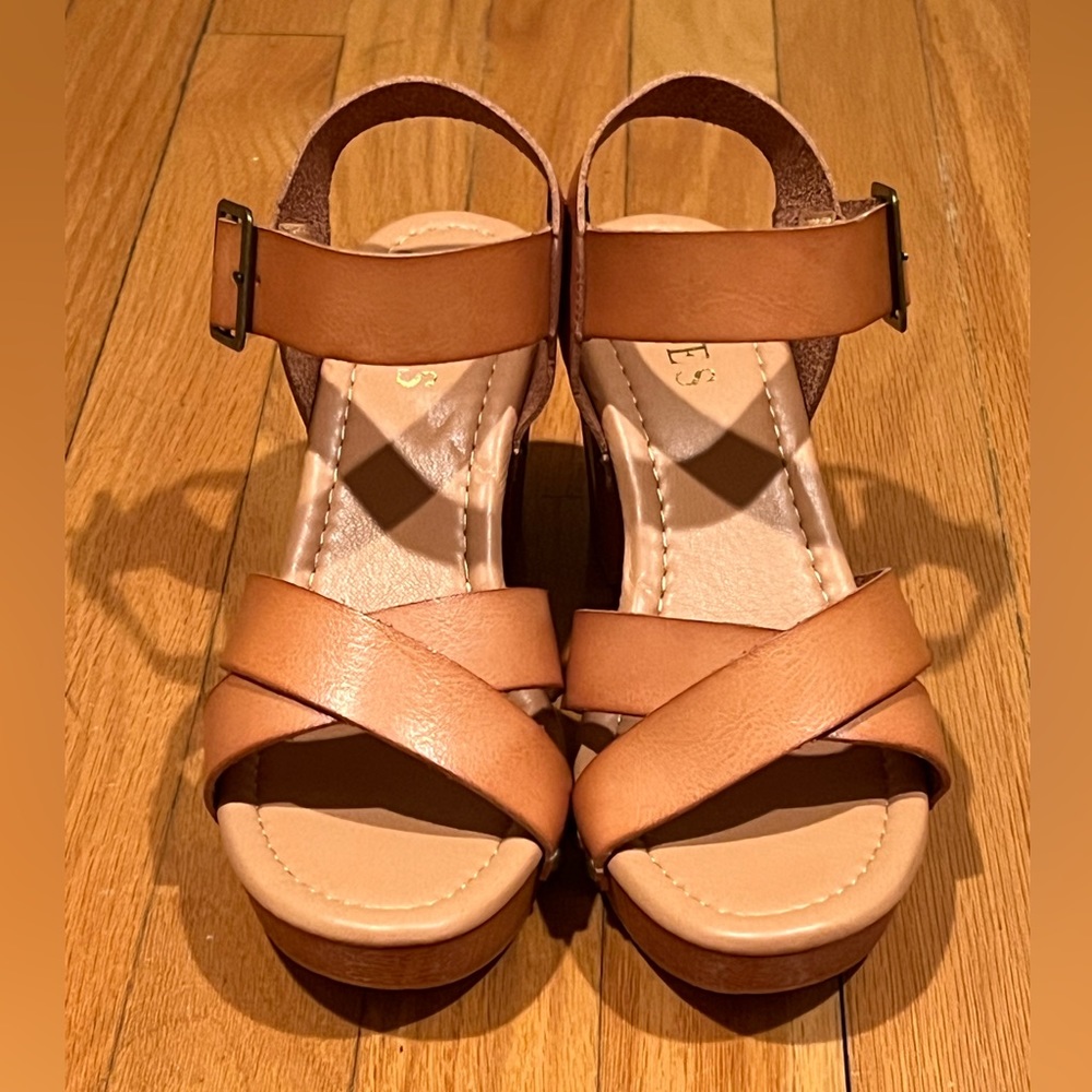 🆕 Honey Color Sandals - size 8W - Picture 2 of 5